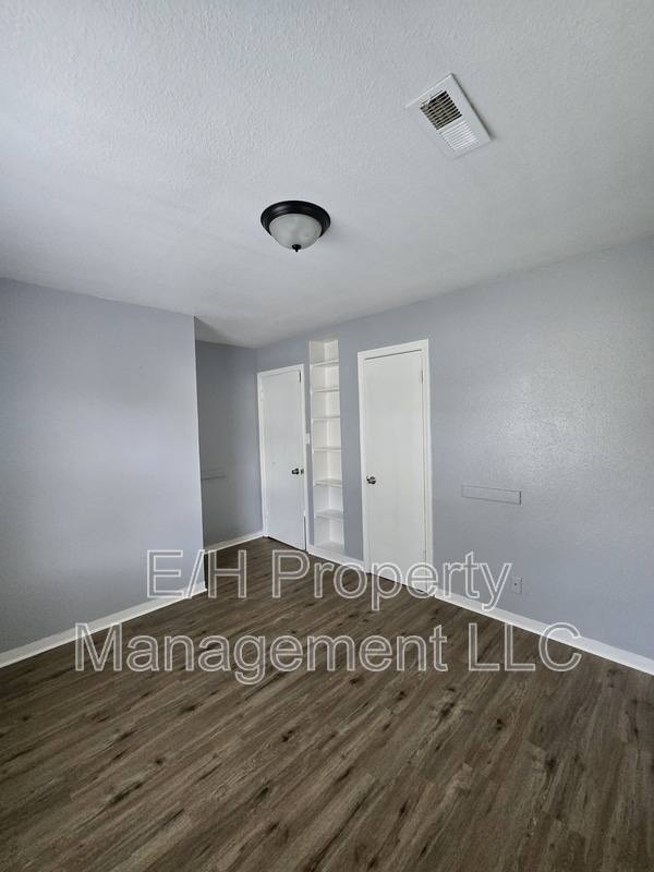 Building Photo - 1338 N Volutsia