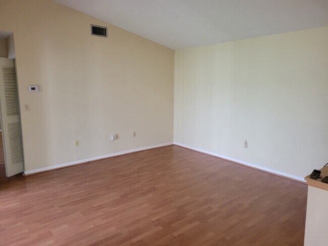 Building Photo - 5881 Chester Ln