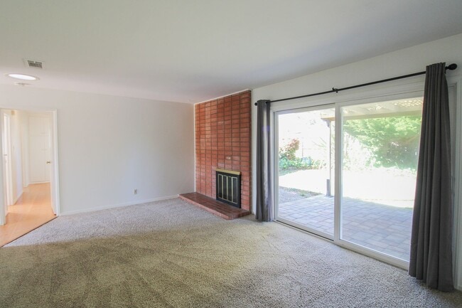 Building Photo - Unique Large Floor Plan for this 5 Bedroom in Laguna Lake