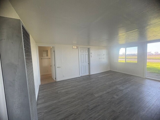 Building Photo - Move In Special 1/2 off 1st month