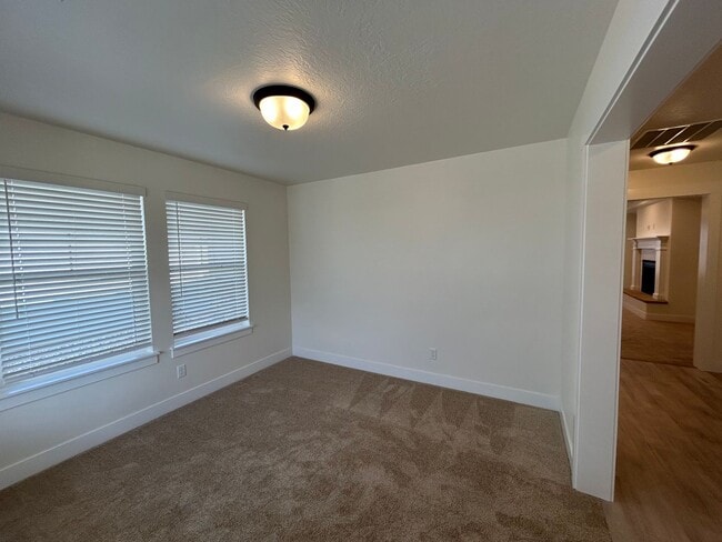 Building Photo - 2 Bedroom 2.5 Bathroom 55+ community