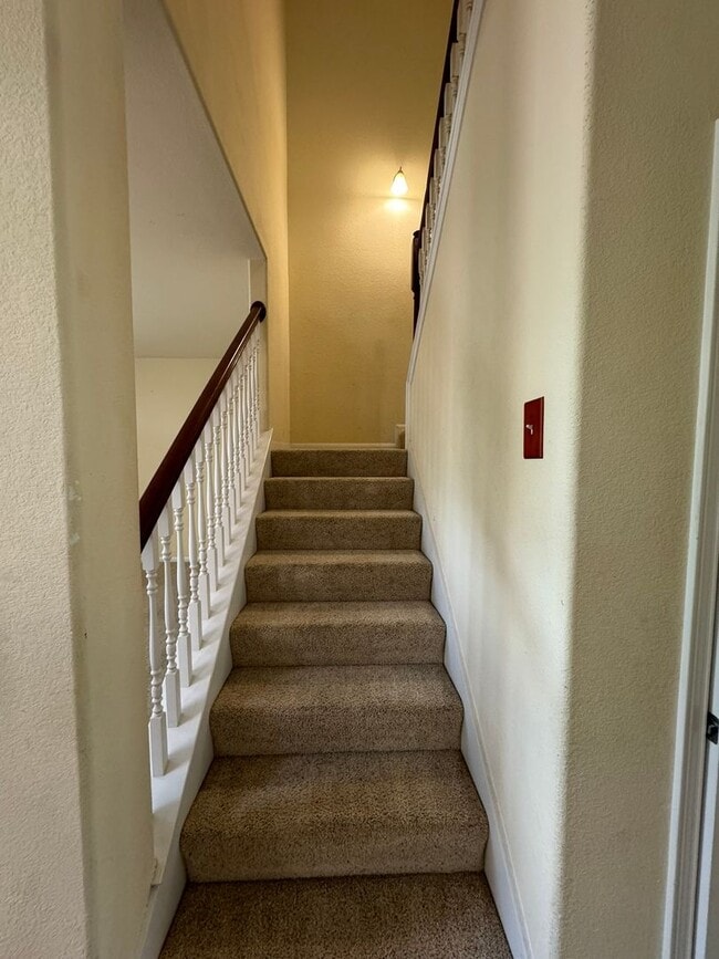Building Photo - Beautiful 2 Story 4 Bdrm 2.5 Bath With a Loft