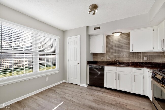 Building Photo - 10769 Park Vista Ct