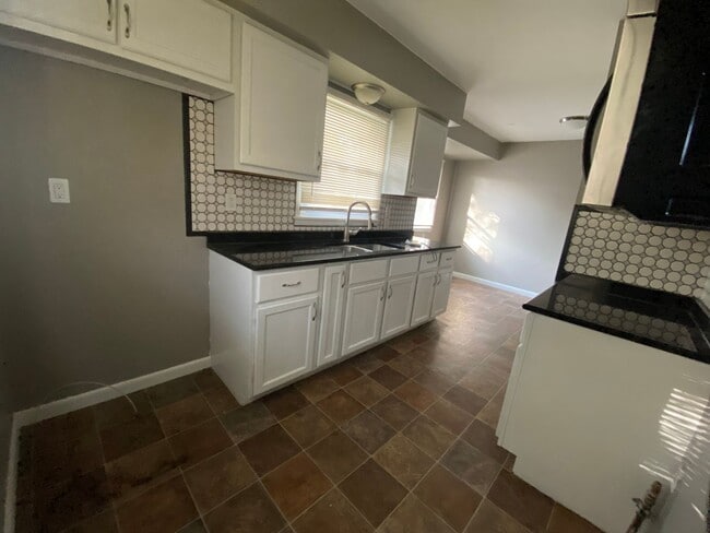 Building Photo - 3 Bedroom 2 Bath Single Family Home!  Gara...