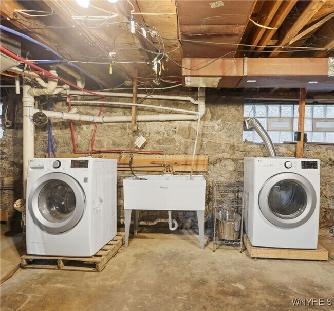 Building Photo - 830 Potomac Ave