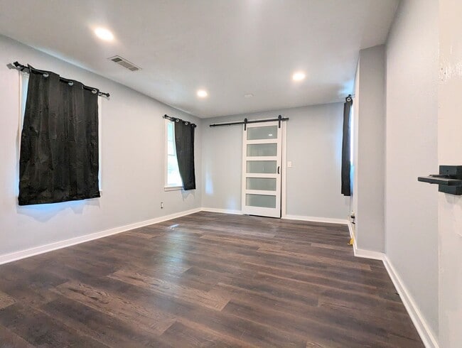 Building Photo - Available Now! Cute home in AR!