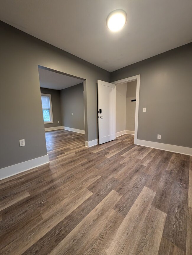 Building Photo - Updated Northeast Duplex!