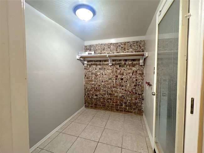 Building Photo - 14031 Duncannon Dr
