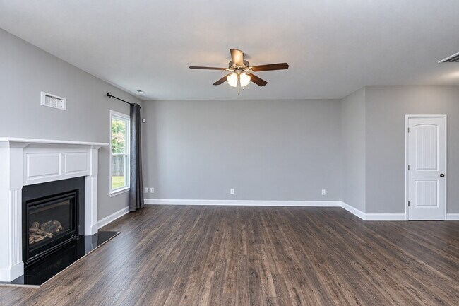 Building Photo - 208 Weeping Willow Dr