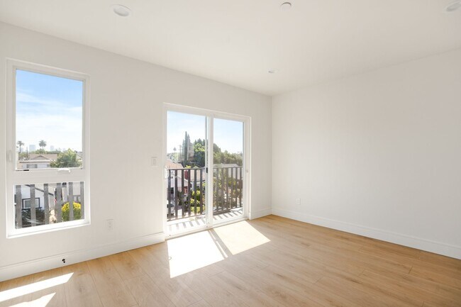 Building Photo - BRAND NEW TOWNHOUSE! One Month Free!