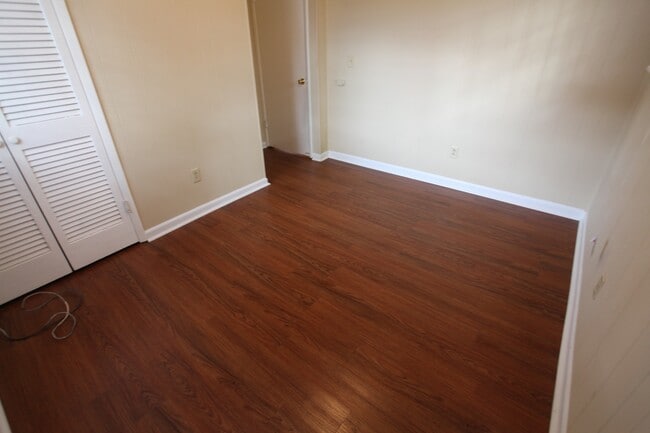 Building Photo - Charming 3BR/1BA Duplex in Convenient Location