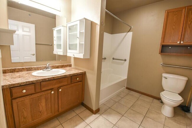 Building Photo - 830 E Elm Dr