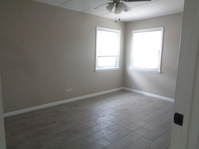 Building Photo - 10805 S Lloyd Dr