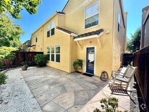 Building Photo - Hamilton 3+bd/2.5bth Townhome w/Den