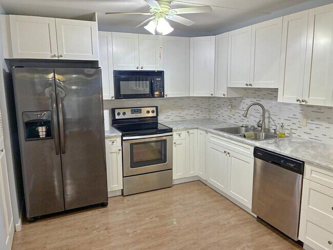 Building Photo - 339 Knotty Pine Cir