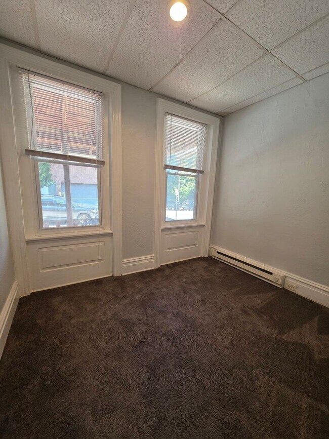 Building Photo - 1420 N Van Buren St
