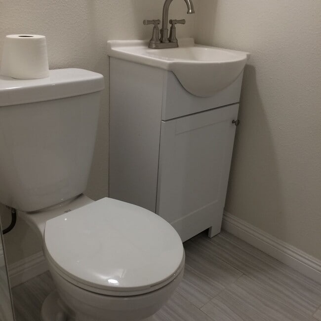 Building Photo - Updated centrally located 2 bedroom 1 bath