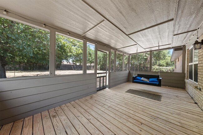 Building Photo - 705 Rosedale Dr