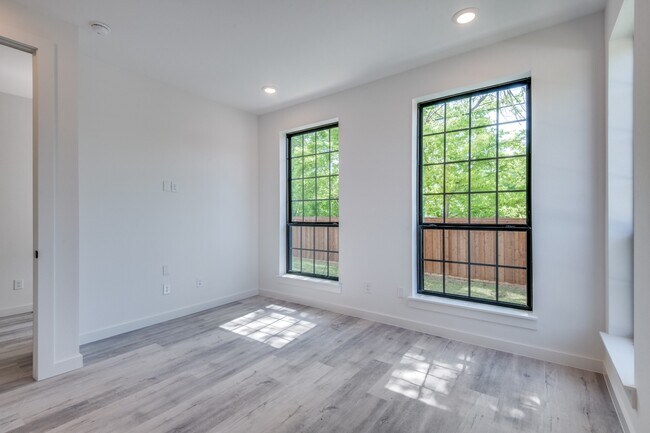 Building Photo - Modern 3-Story Townhome with Private Balcony & Attached Garage in the Heart of Dallas