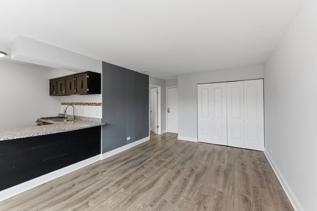Building Photo - 5533 N Kenmore Ave