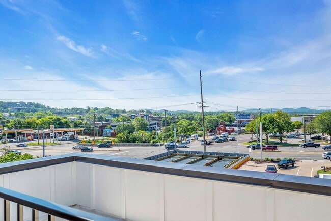 Building Photo - Beautiful 2BR/2BA top-floor end unit!