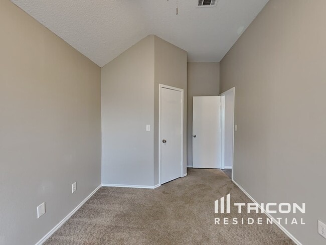 Building Photo - 916 Simon Dr