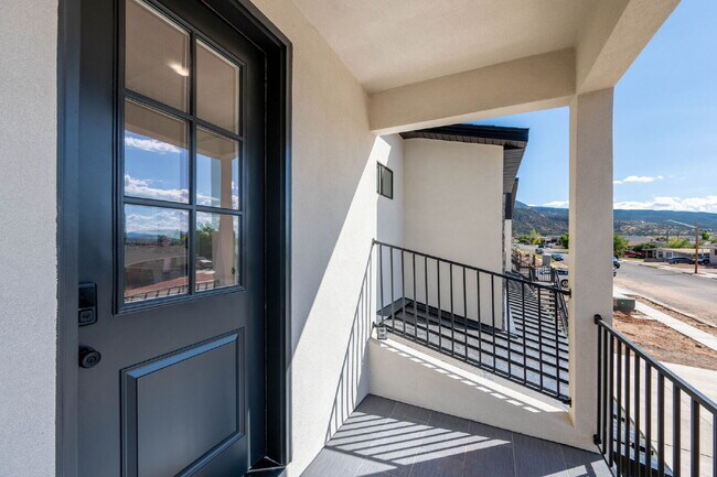 Building Photo - "Spacious & Stylish 3-Bedroom 2 bath Furnished Haven in Cedar City – Your Perfect Home Awaits!"