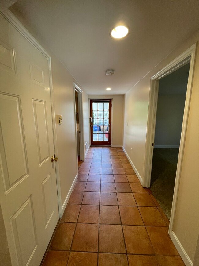 Building Photo - One Bedroom Apartment, Salt Lake City, $13...