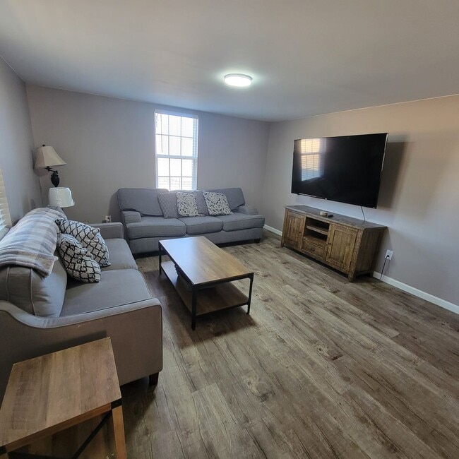 Building Photo - 4 Bed, 2 Bath Home for Lease-Furnished-Spa...
