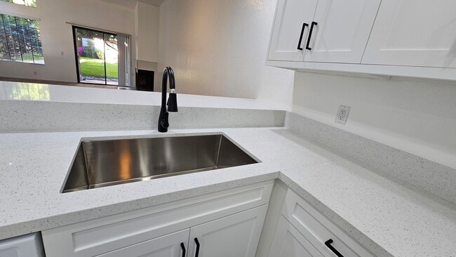 Building Photo - 2601 S Broadmoor Dr