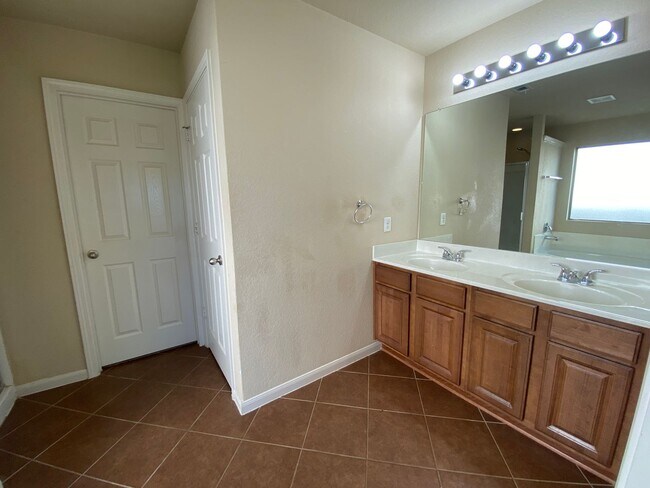 Building Photo - Move In Ready Home in Wolf Creek!