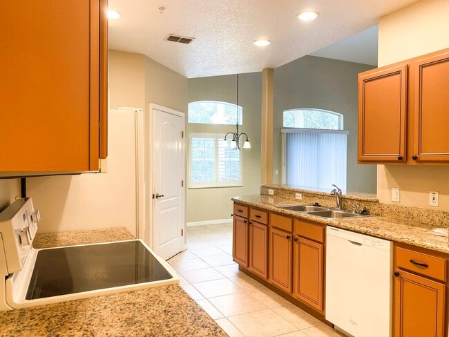 Building Photo - Beautiful 3 Bedroom 2.5 Bath 2 Story Key W...