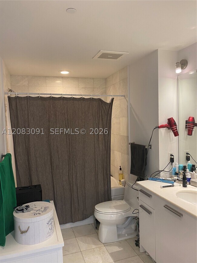 Building Photo - 1060 Brickell Ave