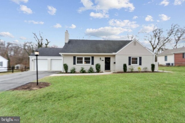 Building Photo - 10 Boulder Brook Dr