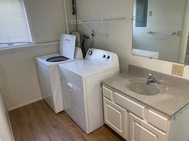 Building Photo - 4 bedroom, 2 bathroom Home off Spring Hill...