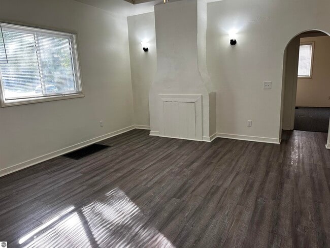 Building Photo - 315 E Bellows St