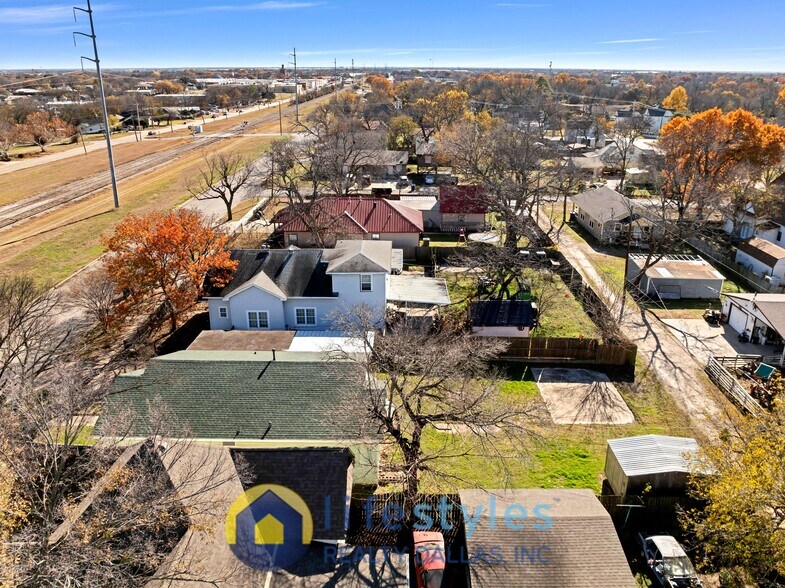 Building Photo - 907 NW Main St