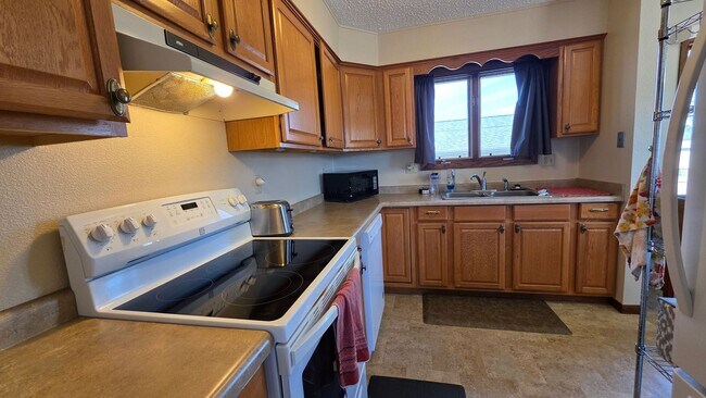 Building Photo - Cute Twinhome is South/Central Bismarck