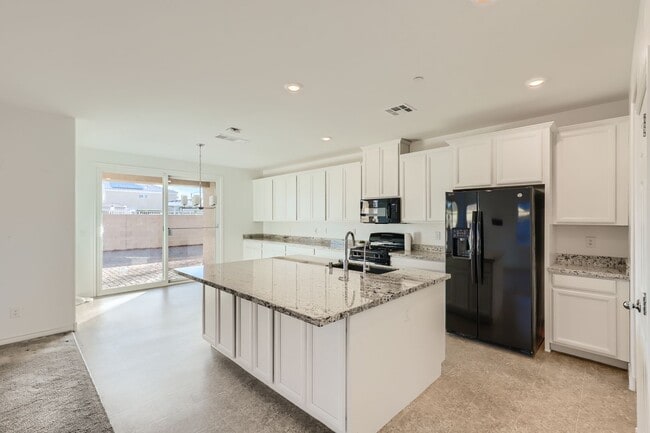 Building Photo - Beautiful 4 bed, 4.5 bath, 3 car garage with full casita!