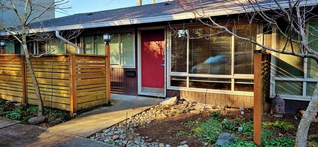 Building Photo - Troy