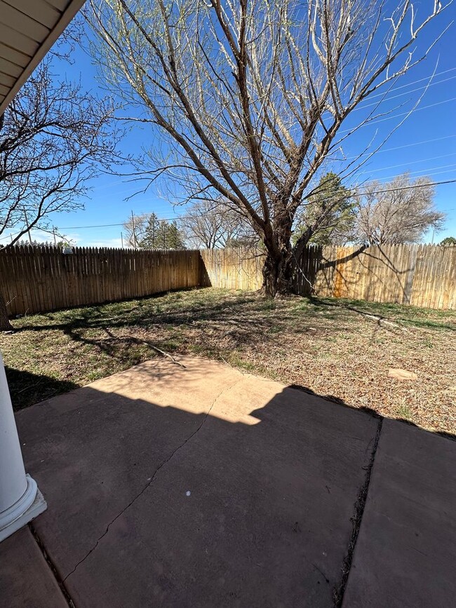 Building Photo - 2 Bed Home Plus Office Space! In Zia School District