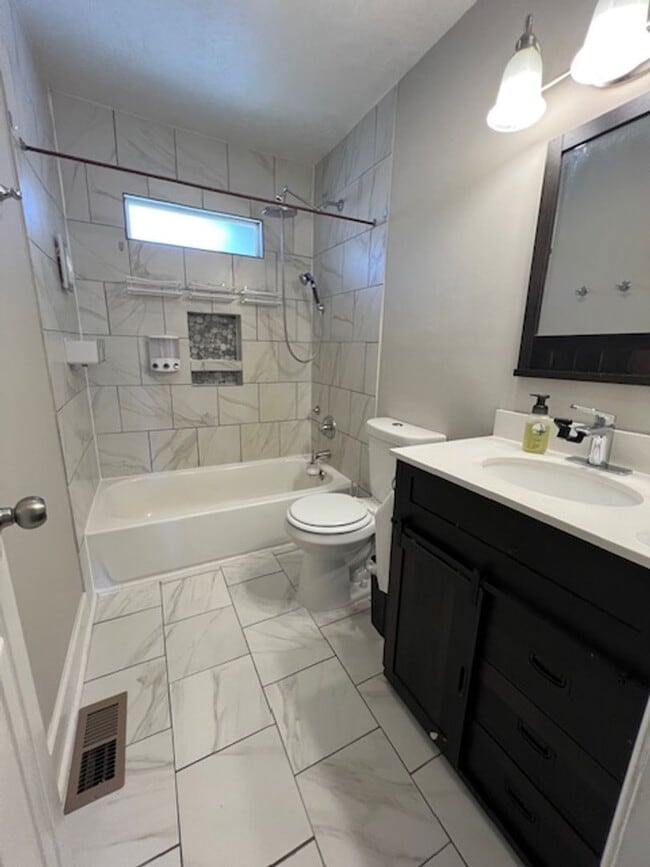 Building Photo - 3 Bedroom, 1.5 Bath Home in Dearing