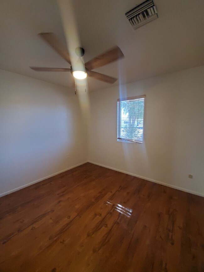 Building Photo - 4 bedroom, 1.5 bath - North Phoenix - Big ...