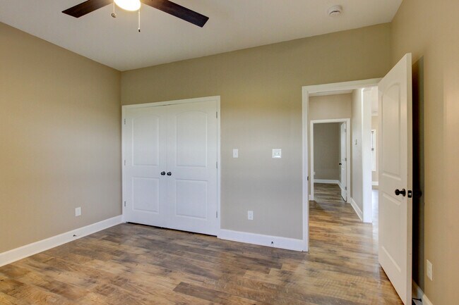 Building Photo - 135 Riverbend Dr