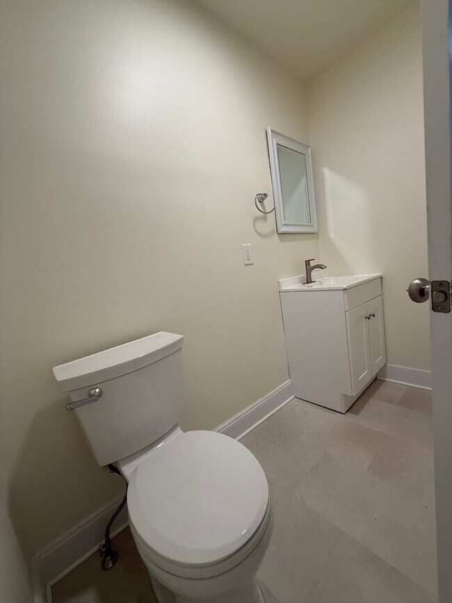 Building Photo - Updated 3BR 1.5 bath house with office/ of...