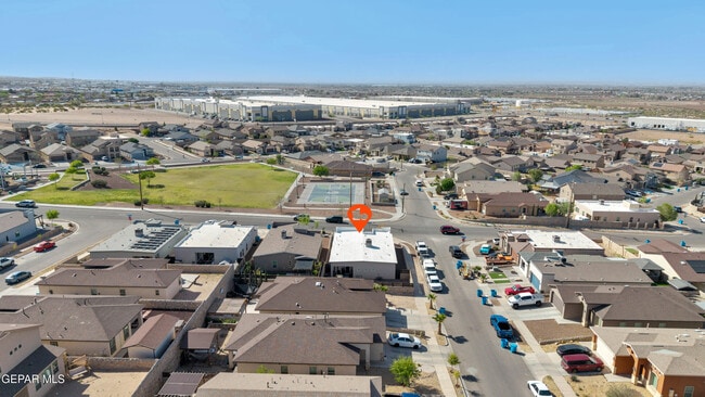 Building Photo - 12631 Mark Twain Ave