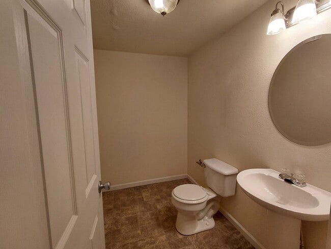 Building Photo - Home close to Post