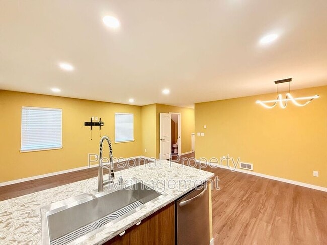 Building Photo - 5715 NE 74th Ct