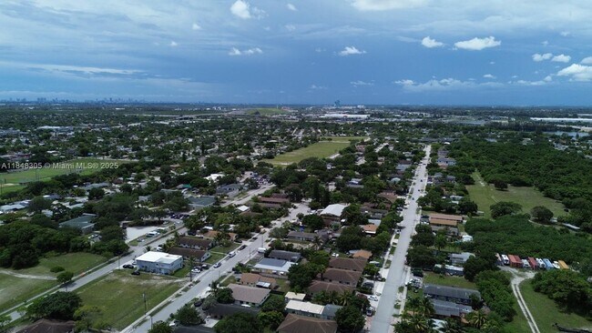 Building Photo - 1657 SW 44th Ave