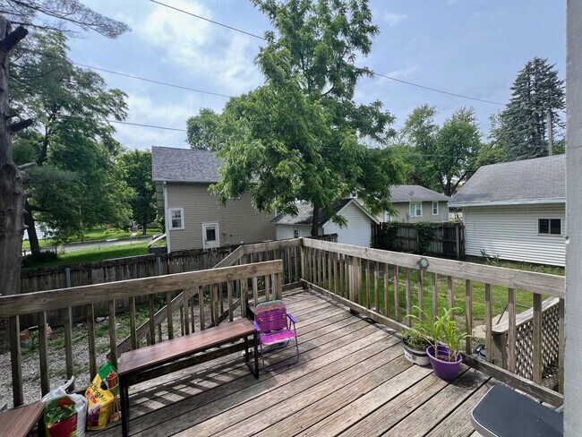 Building Photo - Over 2,000sf and 8 Bedrooms